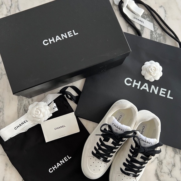 NEW Chanel 22A White Black Suede CC Flat Lace Up Tie Runner Trainer Sneaker 38 - Picture 2 of 16